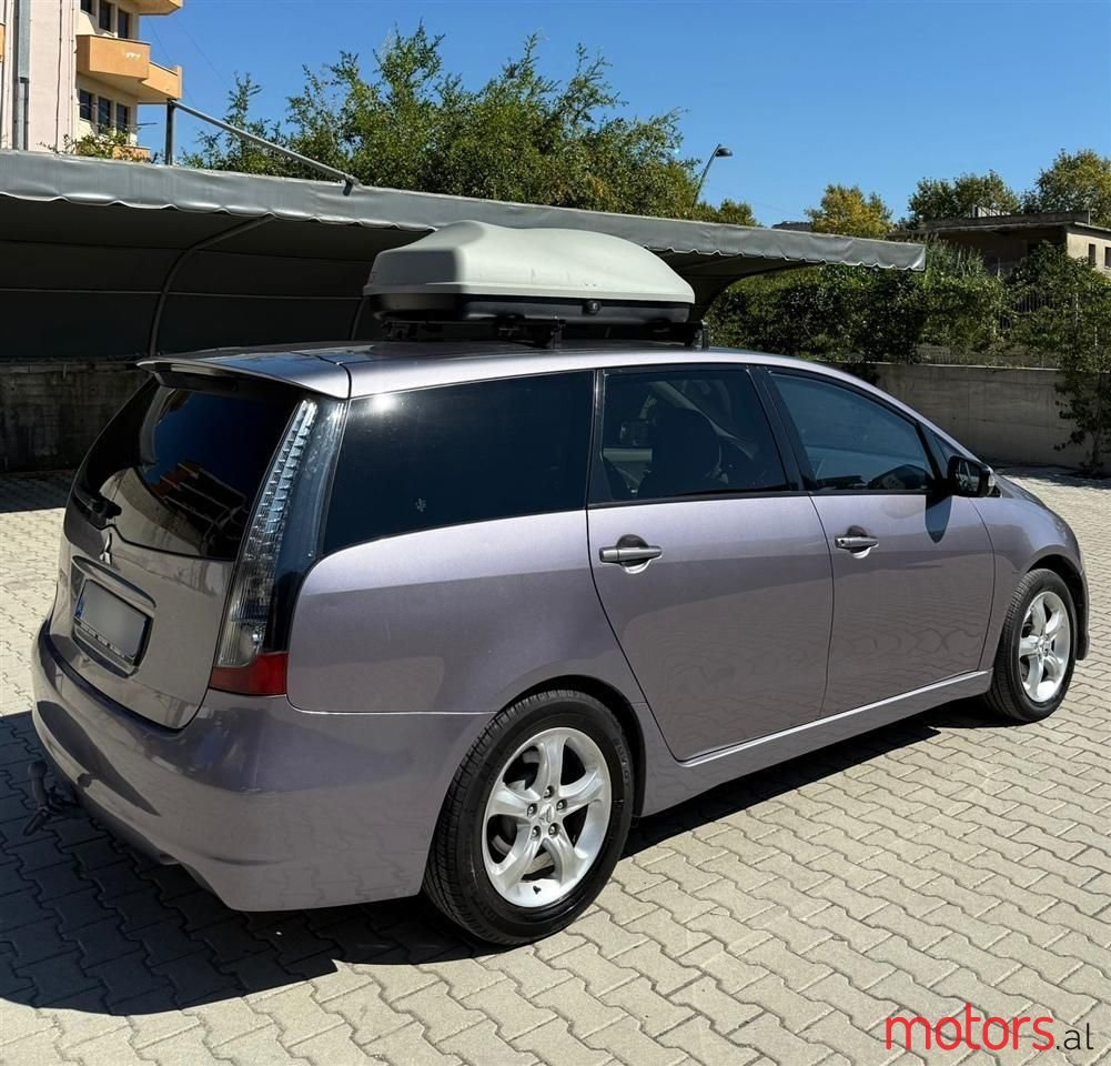 2005' Mitsubishi Grandis photo #4