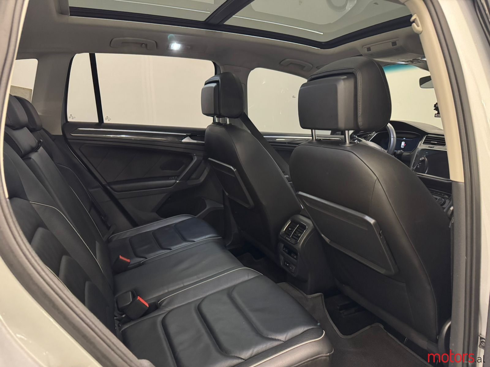 2018' Volkswagen Tiguan photo #6