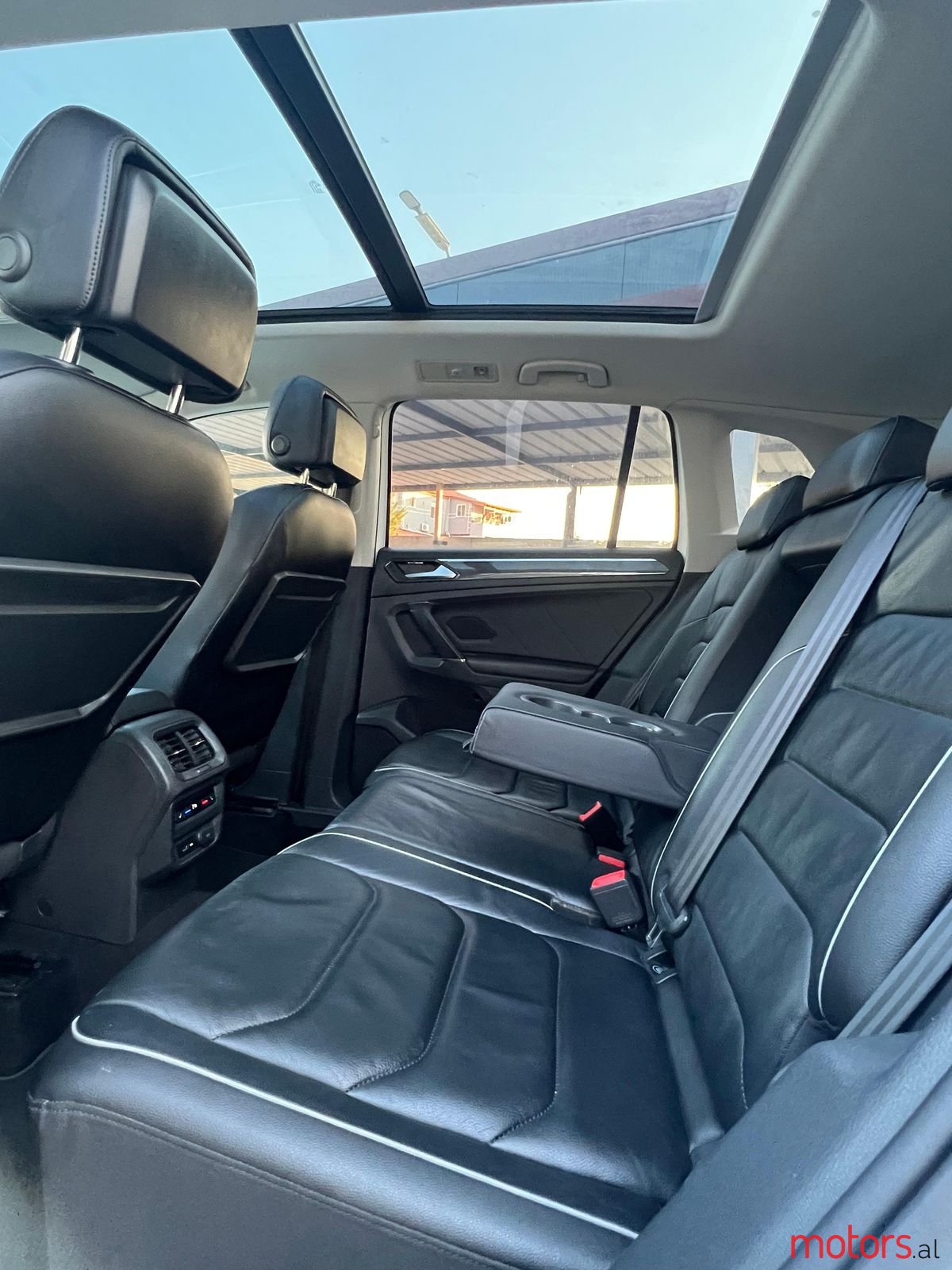 2018' Volkswagen Tiguan photo #4