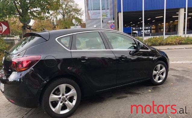 2011' Opel Astra photo #1