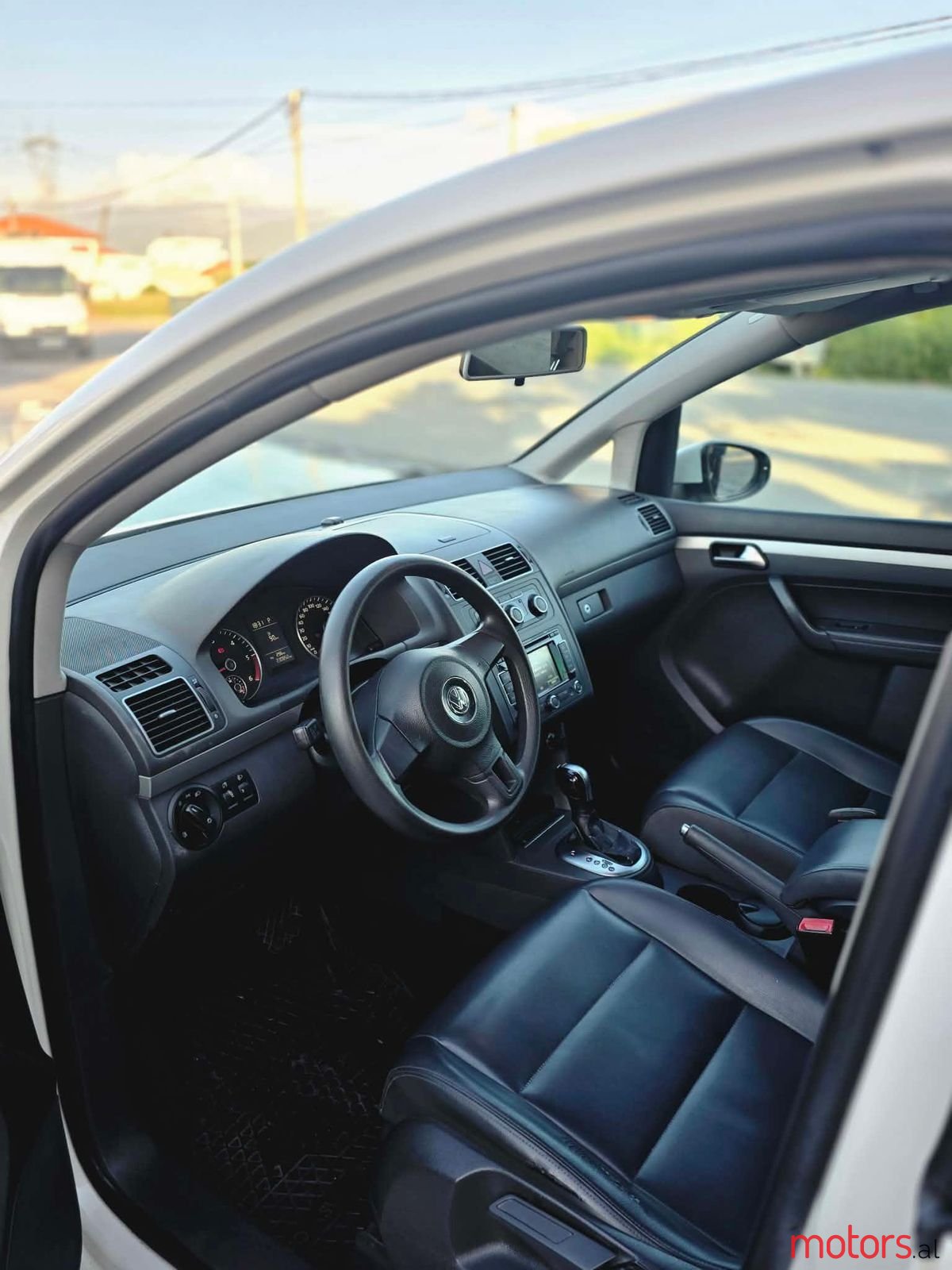 2013' Volkswagen Touran photo #3
