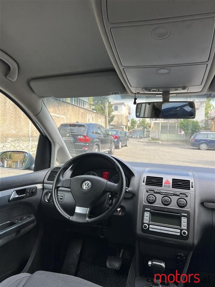2008' Volkswagen Touran photo #2