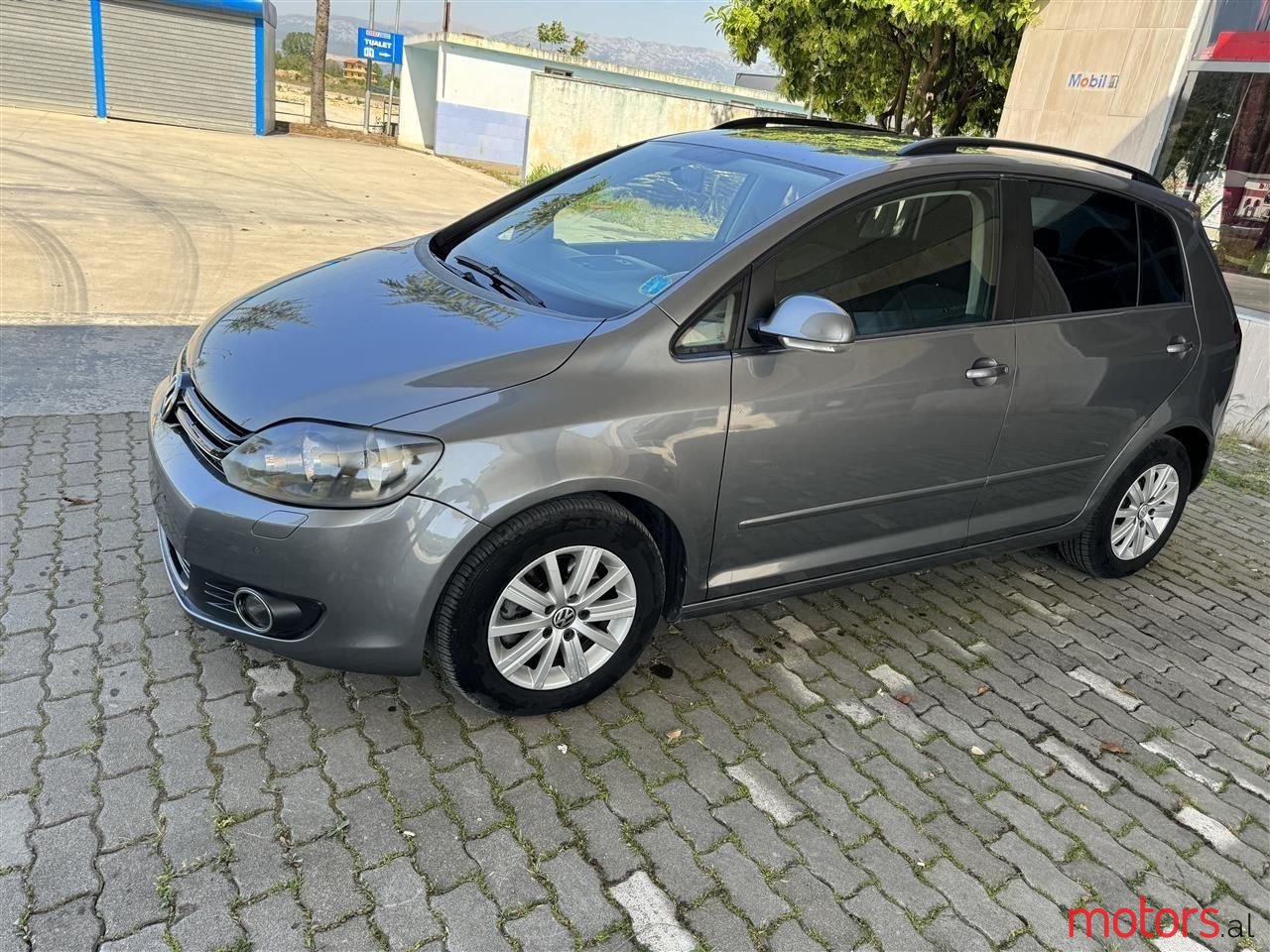 2010' Volkswagen Golf photo #1