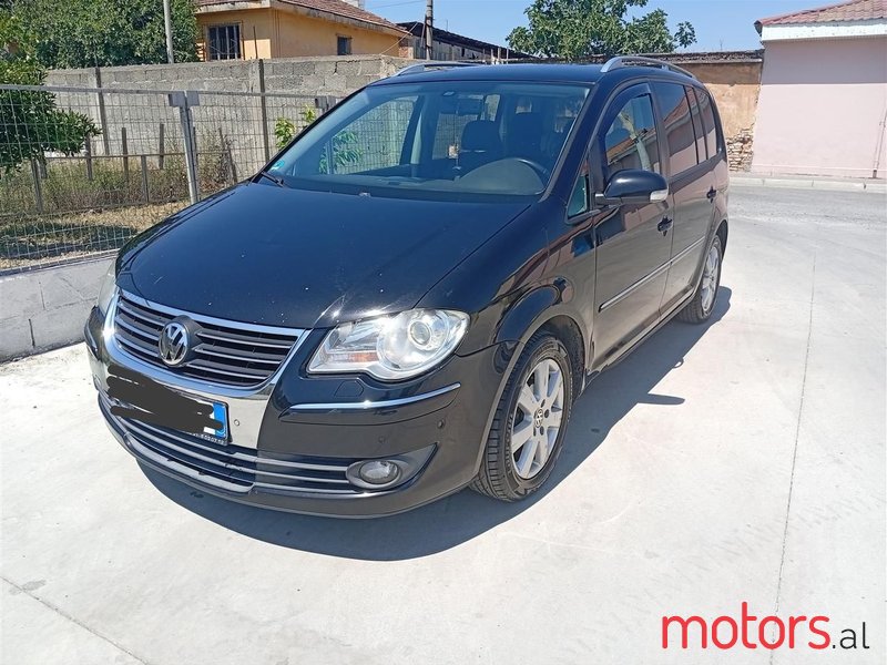 2008' Volkswagen Touran photo #2