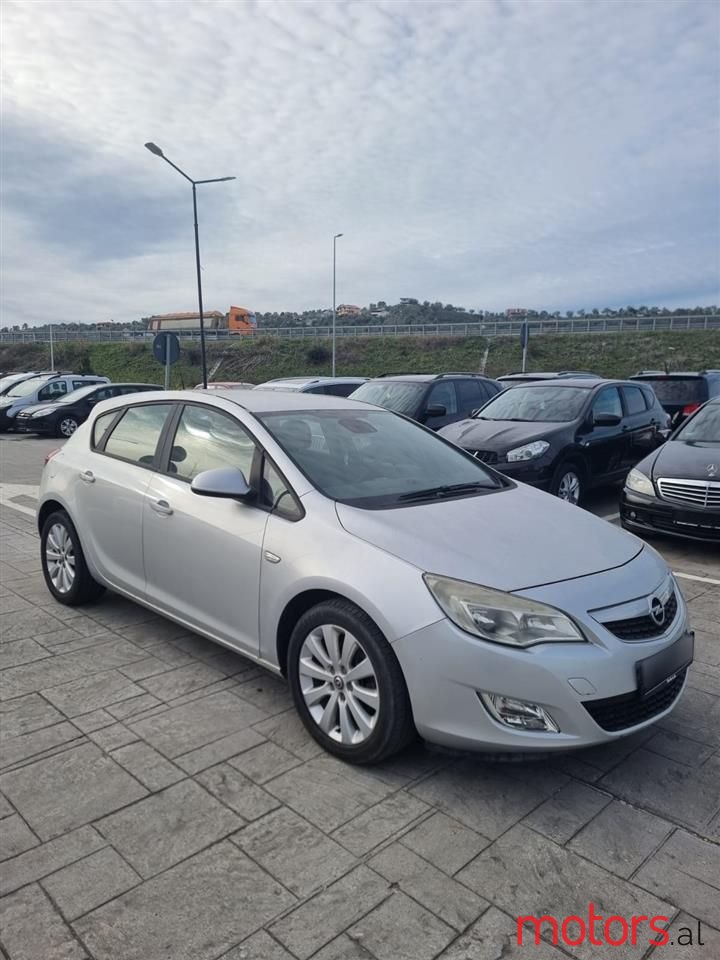 2010' Opel Astra photo #1