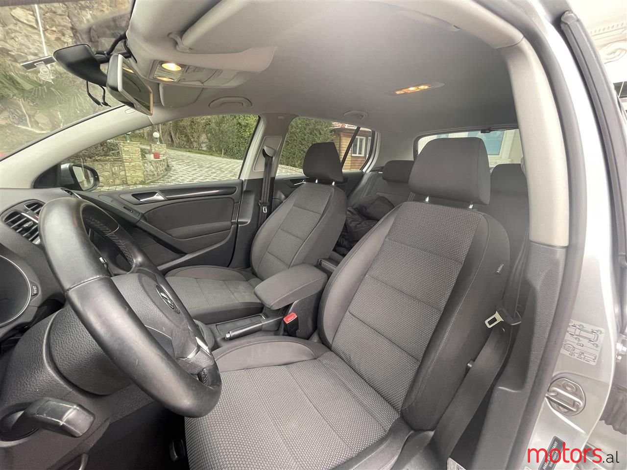 2011' Volkswagen Golf photo #5