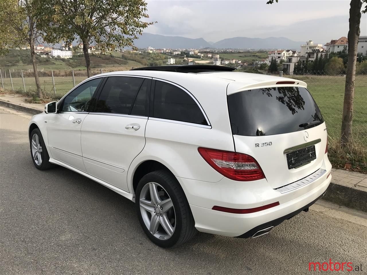 2011' Mercedes-Benz R 350 photo #3