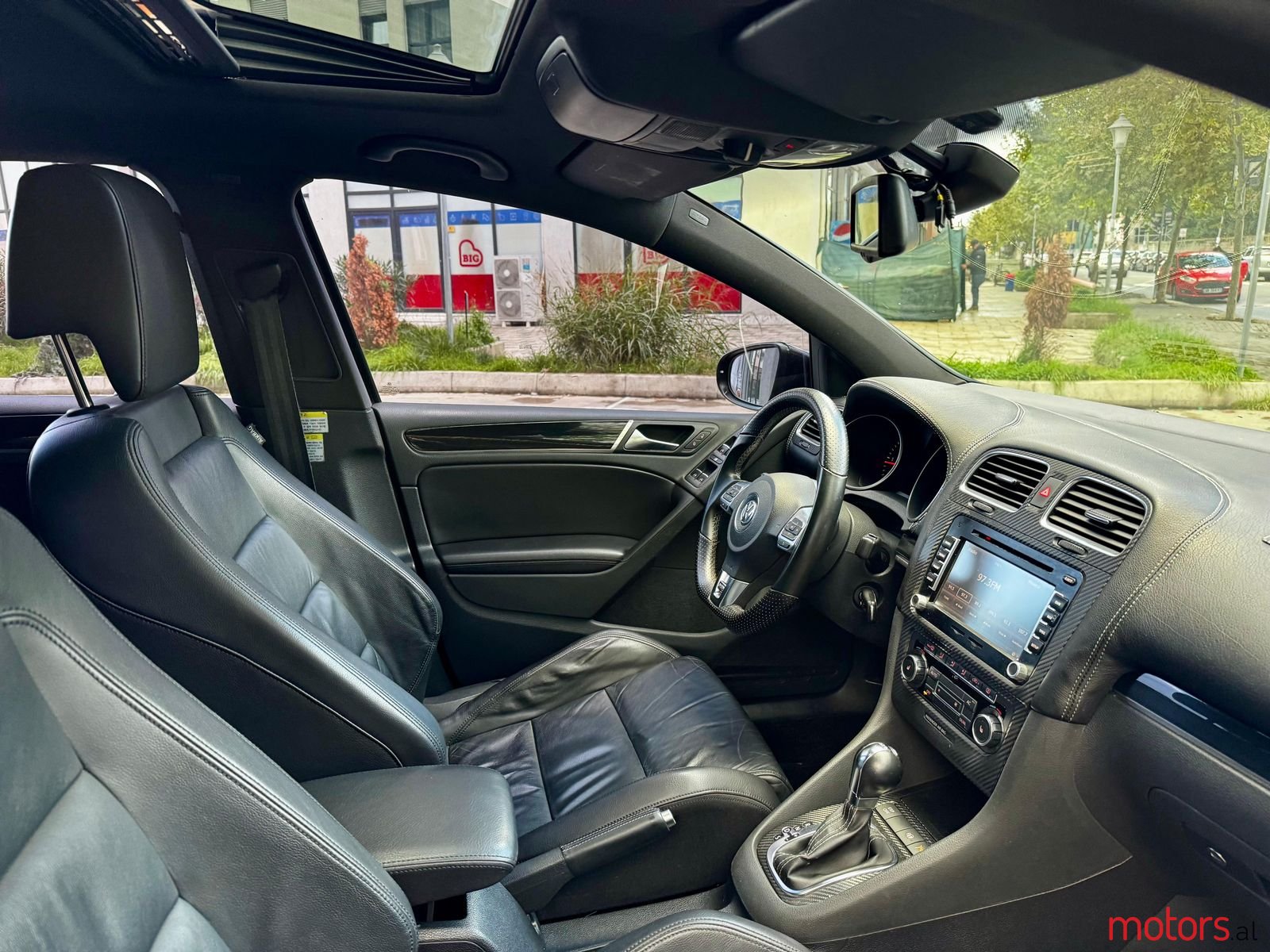 2010' Volkswagen Golf photo #3