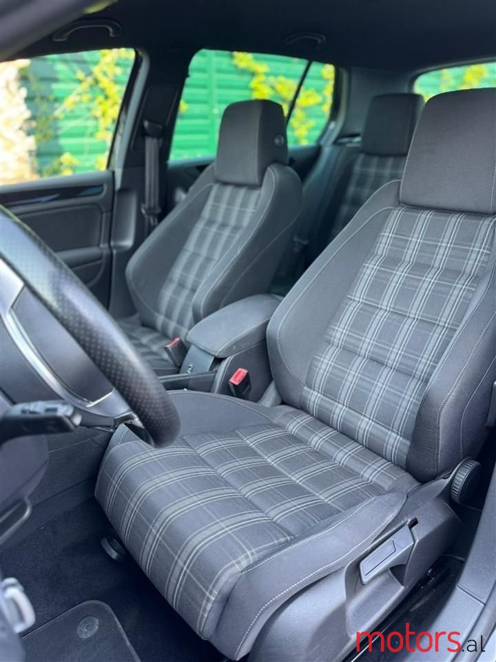 2011' Volkswagen Golf photo #2