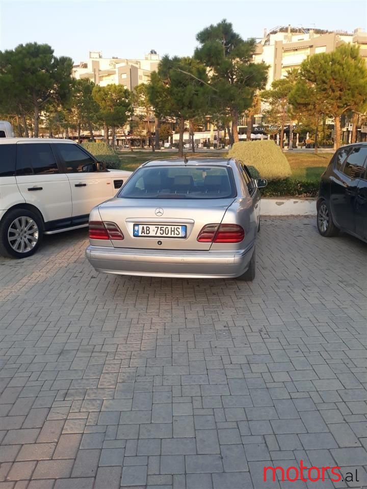 2002' Mercedes-Benz E 220 photo #2