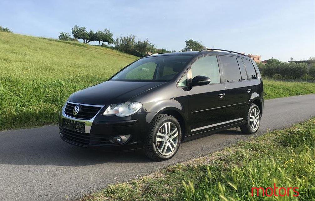2009' Volkswagen Touran photo #1