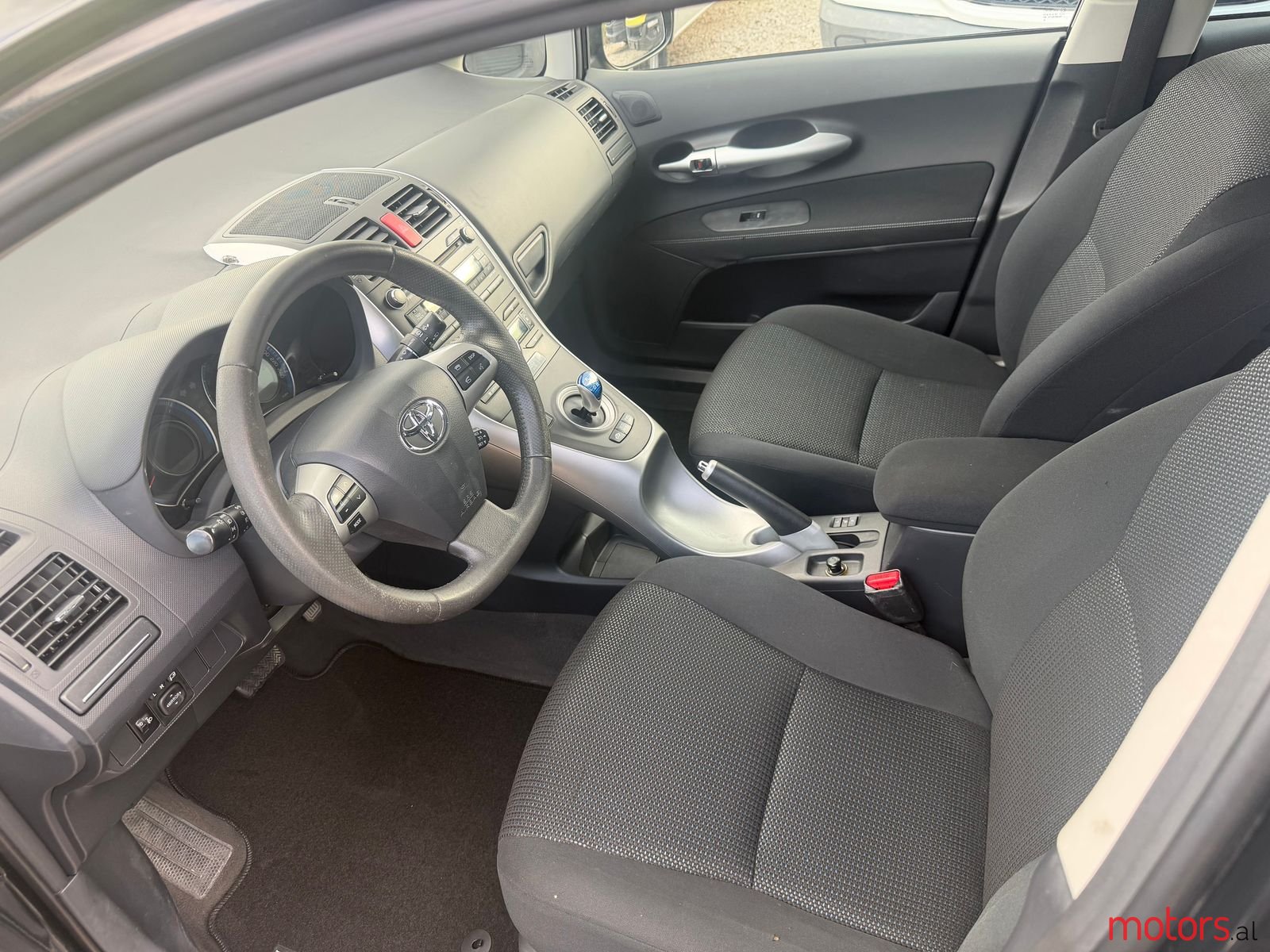 2012' Toyota Auris photo #5