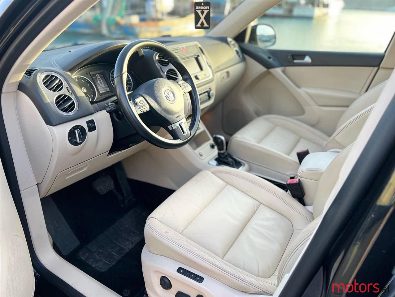 2011' Volkswagen Tiguan photo #6