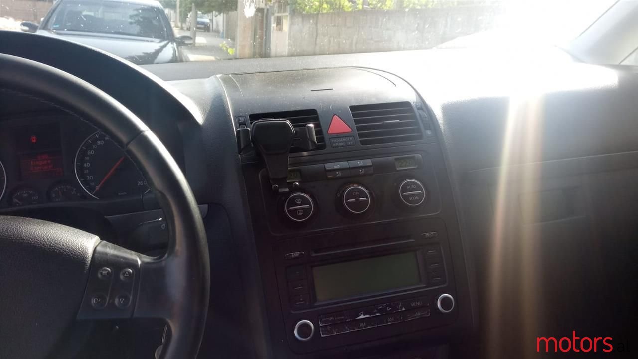 2005' Volkswagen Touran photo #4