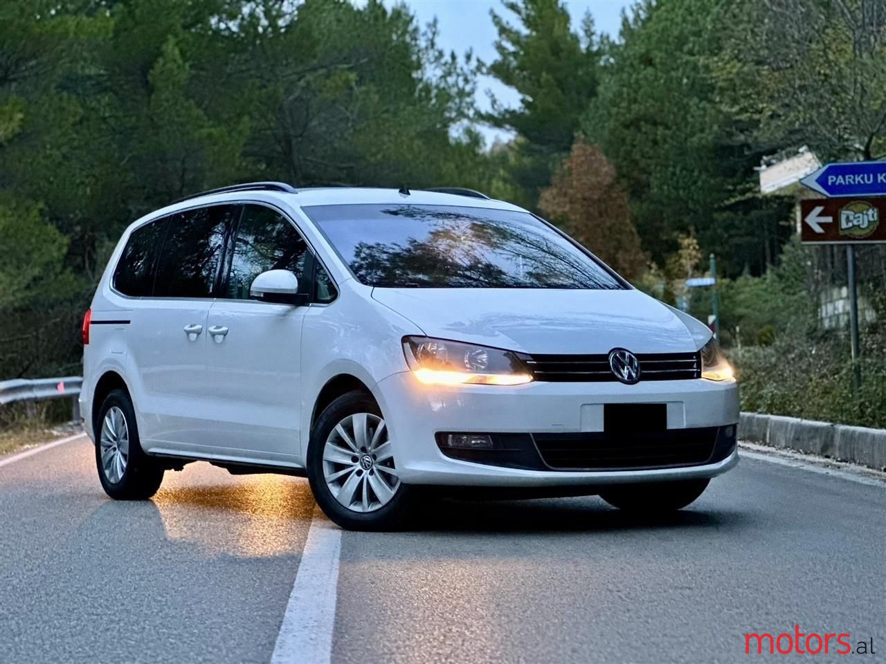 2013' Volkswagen Sharan photo #1