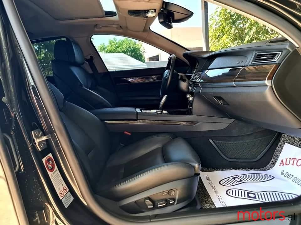 2011' BMW 730 photo #2