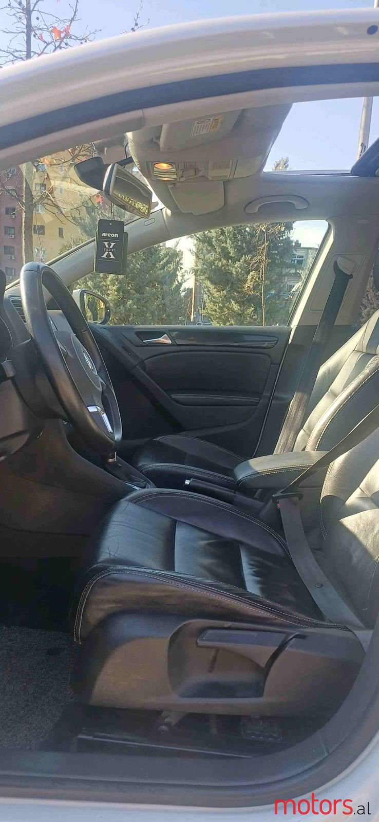 2011' Volkswagen Golf photo #4