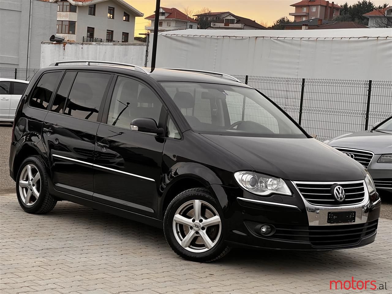 2008' Volkswagen Touran photo #2