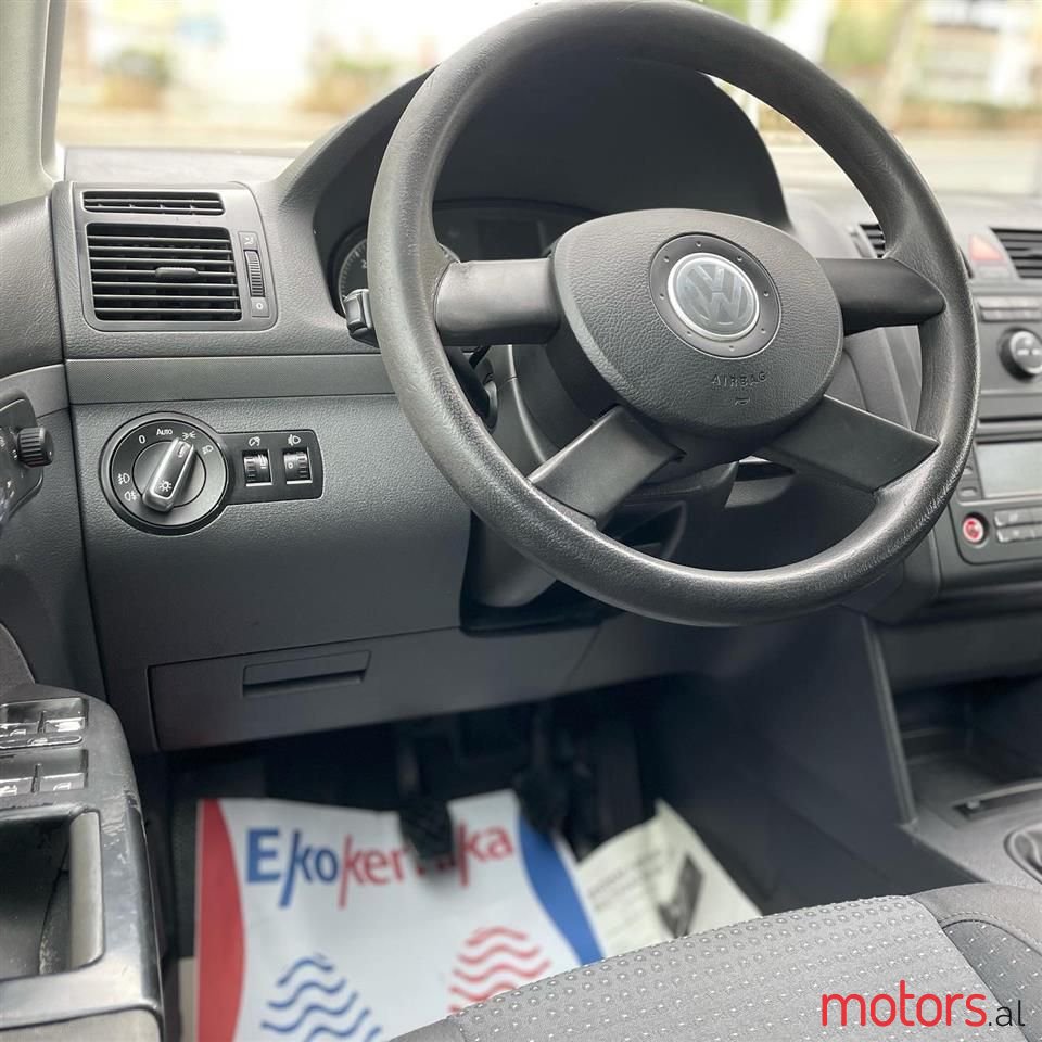 2005' Volkswagen Touran photo #5