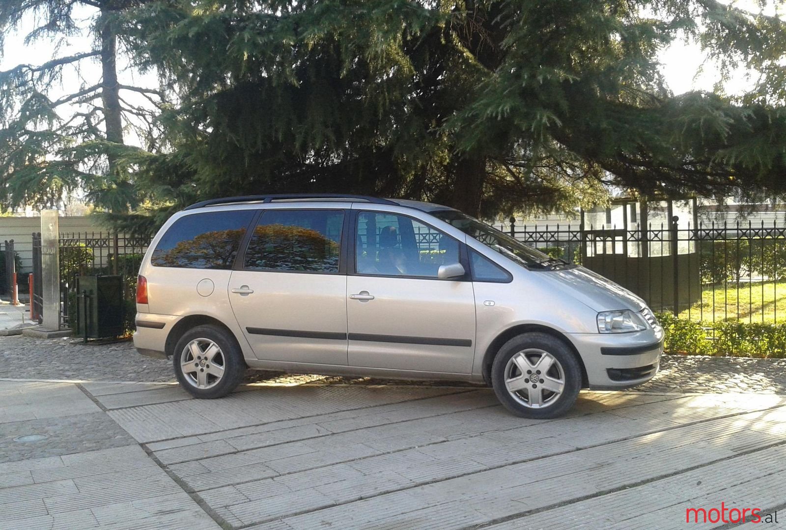 2002' Volkswagen Sharan photo #2