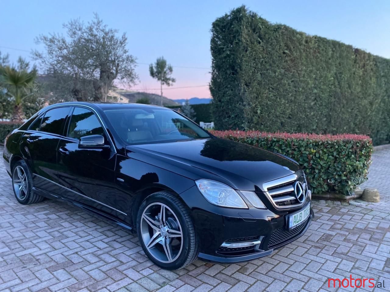 2011' Mercedes-Benz E 220 photo #2