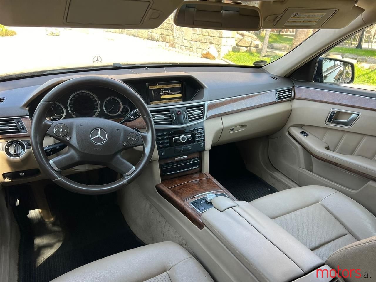 2011' Mercedes-Benz E 220 photo #4