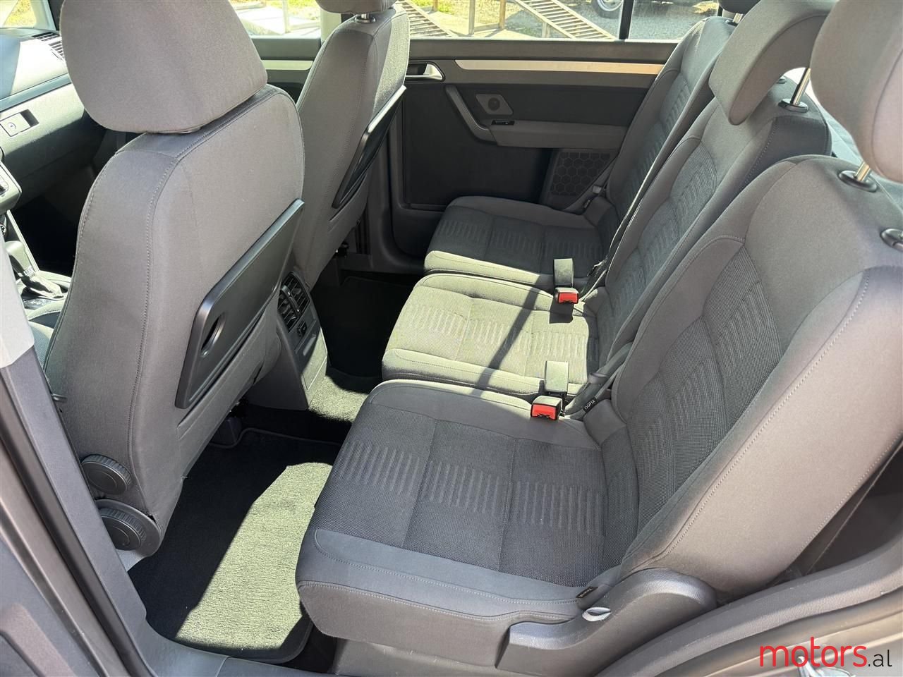 2010' Volkswagen Touran photo #2