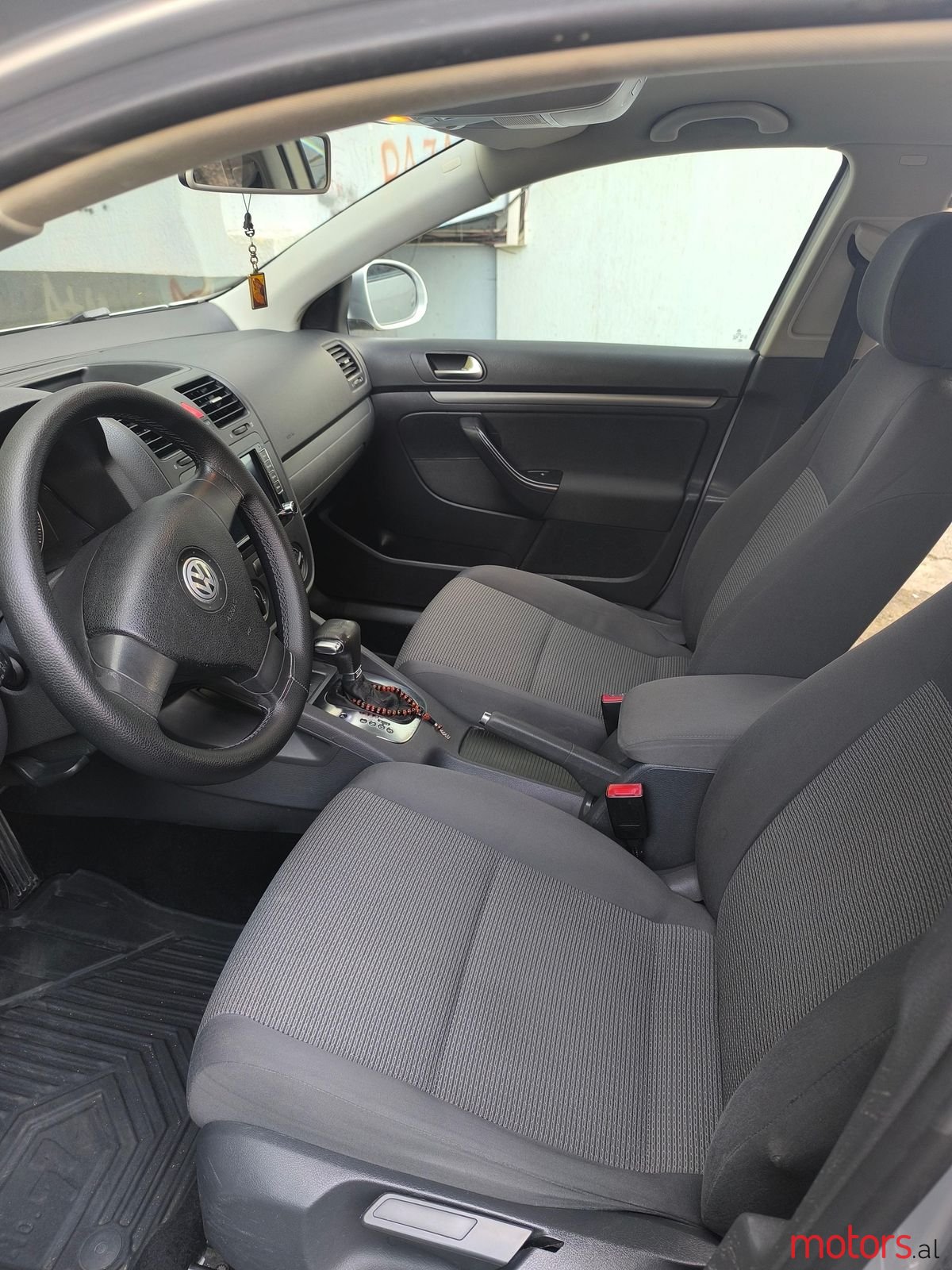 2009' Volkswagen Golf photo #2