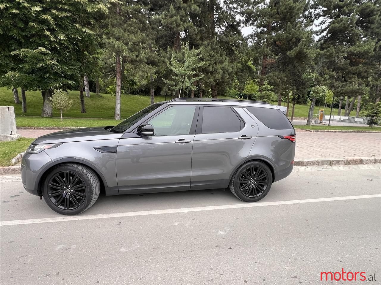 2017' Land Rover Discovery photo #5