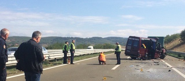 Përplaset furgoni më shqiptarë, dy të vdekur e katër të plagosur