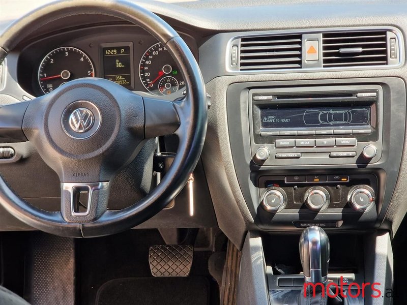2012' Volkswagen Jetta photo #6