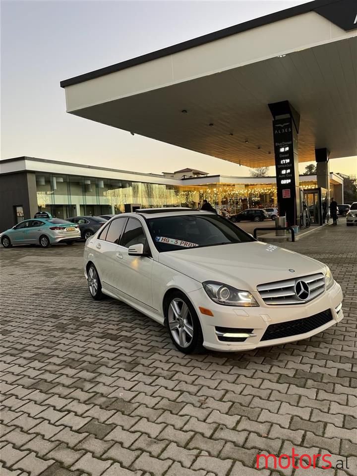 2012' Mercedes-Benz C 300 photo #2