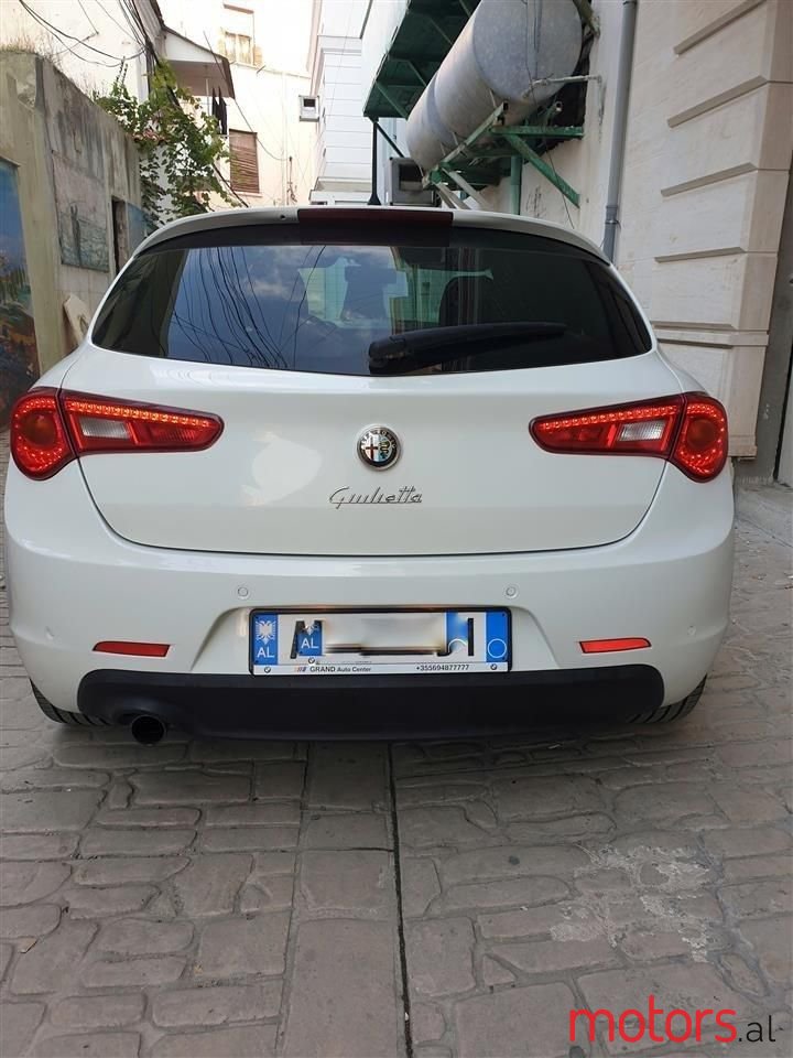 2012' Alfa Romeo Giulietta photo #3