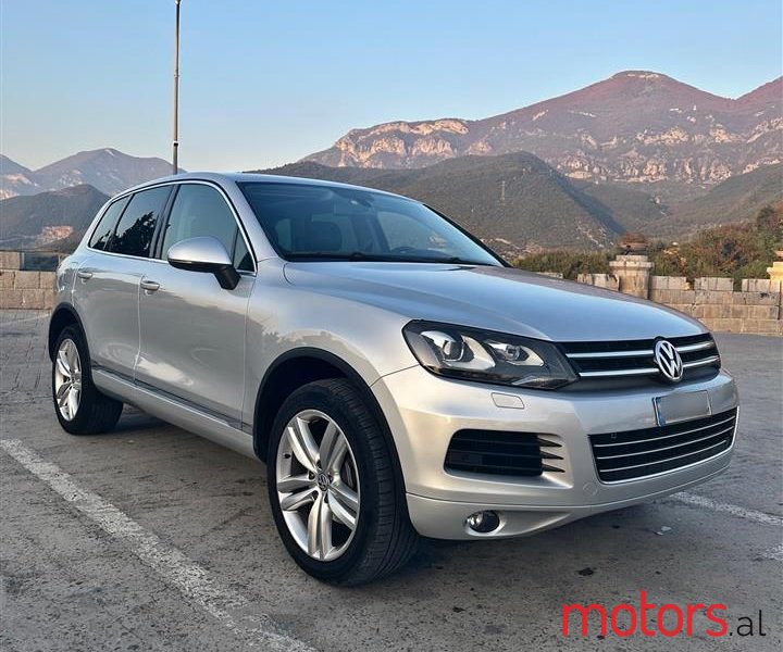 2013' Volkswagen Touareg photo #2