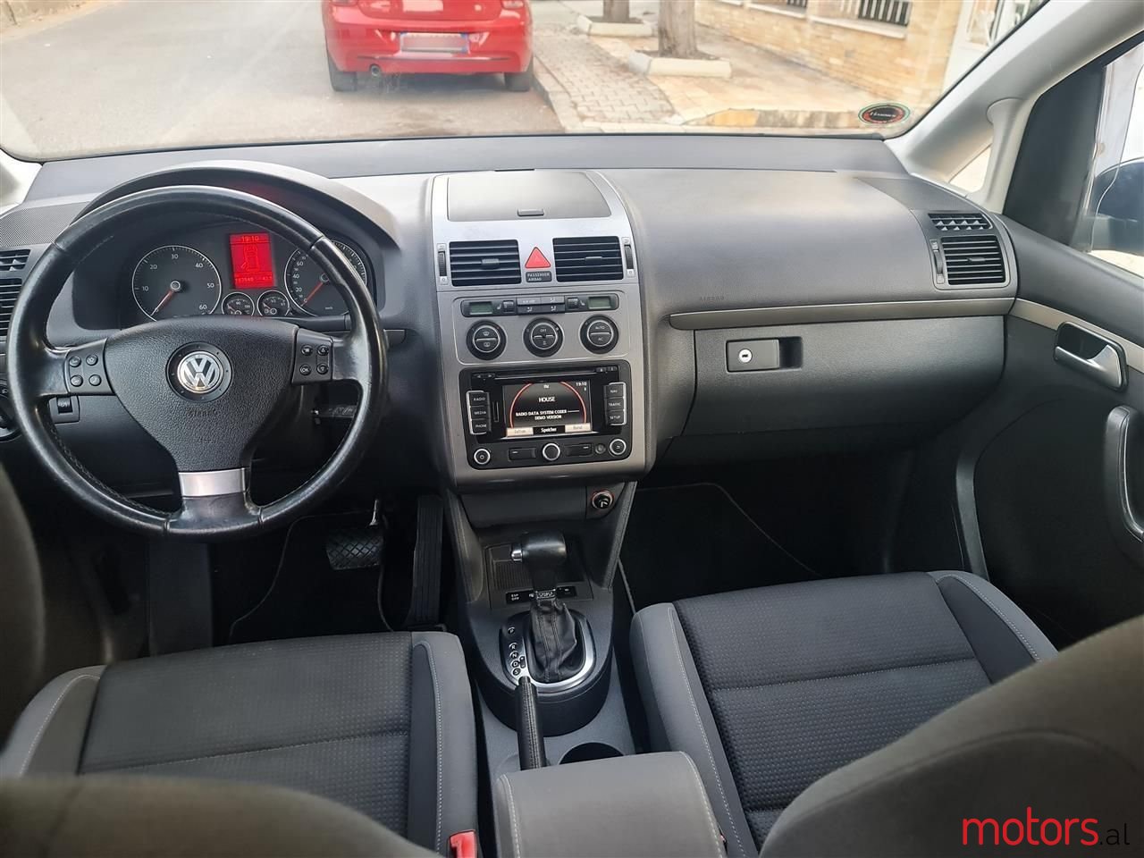 2009' Volkswagen Touran photo #5