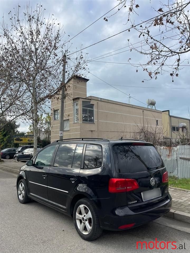 2011' Volkswagen Touran photo #5