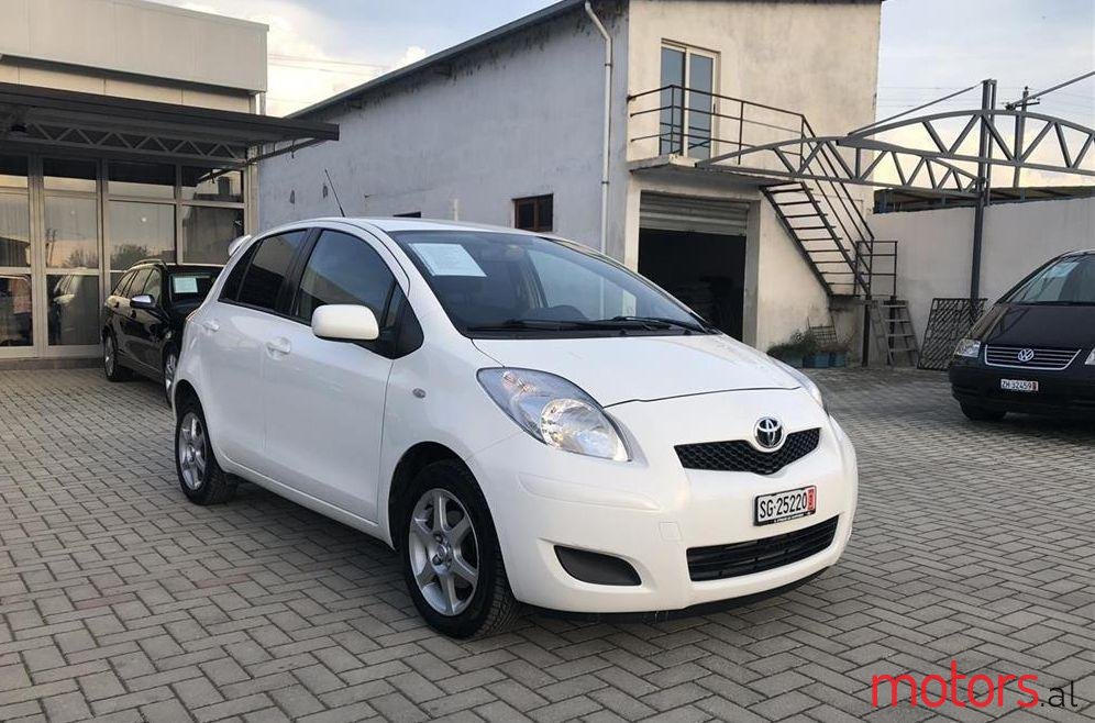 2011' Toyota Yaris photo #1