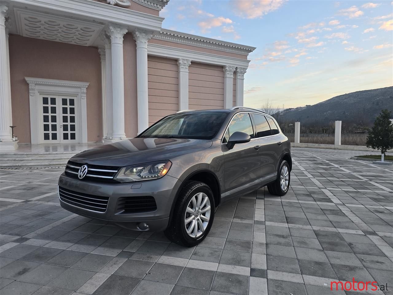 2013' Volkswagen Touareg photo #1