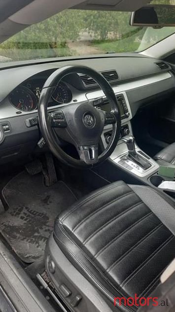 2011' Volkswagen Passat photo #2