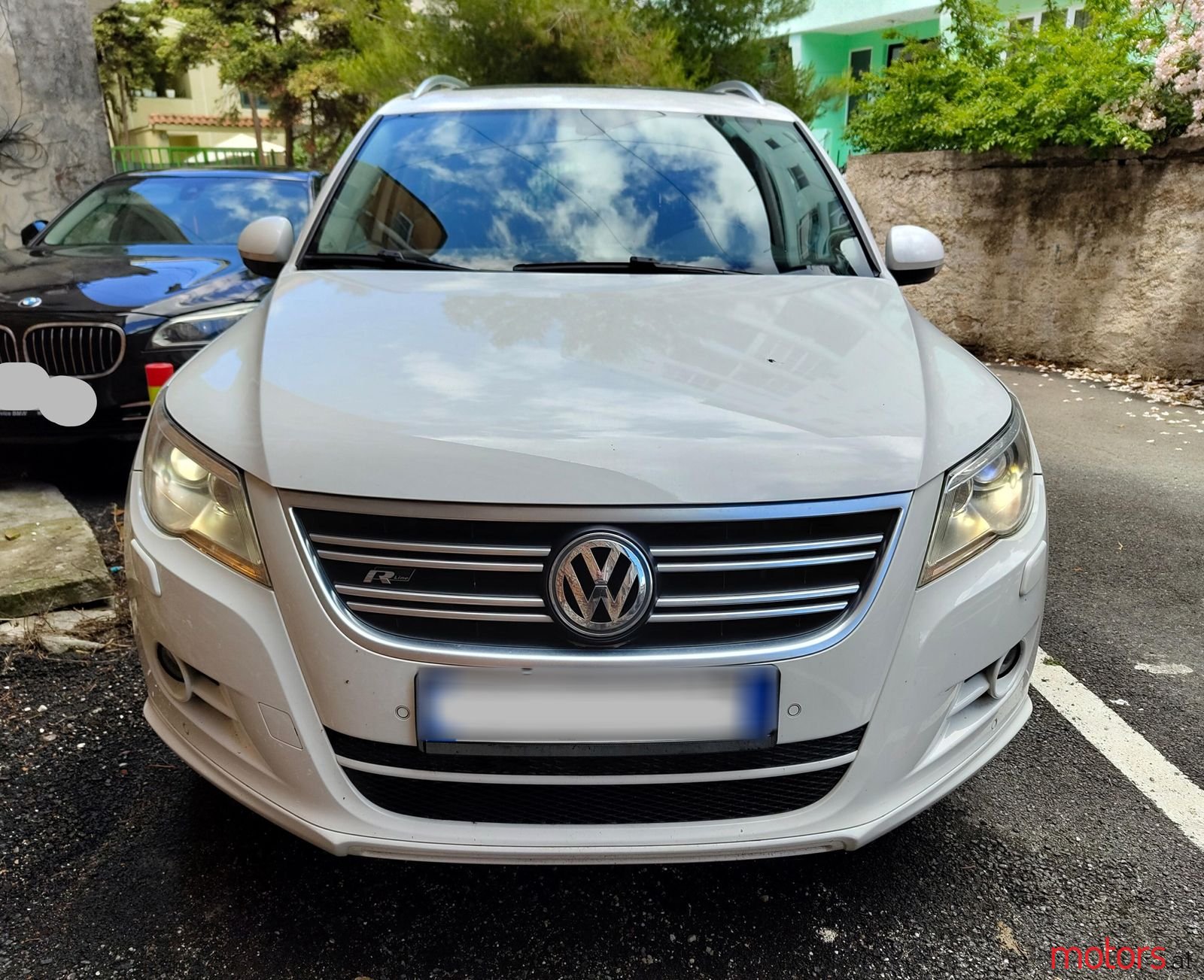 2011' Volkswagen Tiguan photo #2