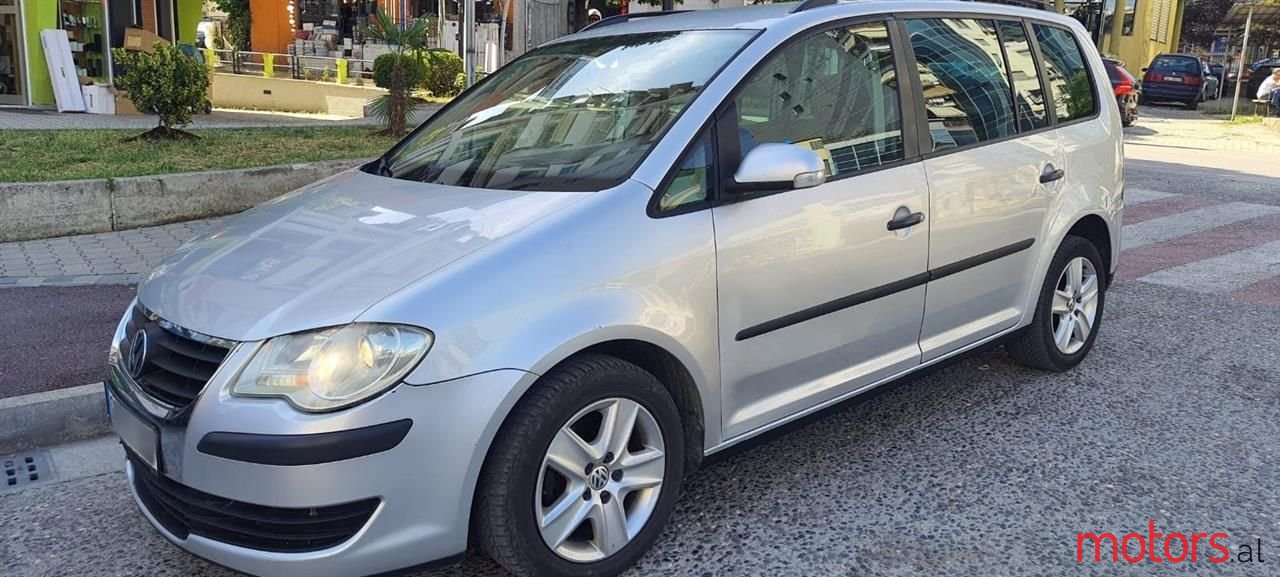 2007' Volkswagen Touran photo #1