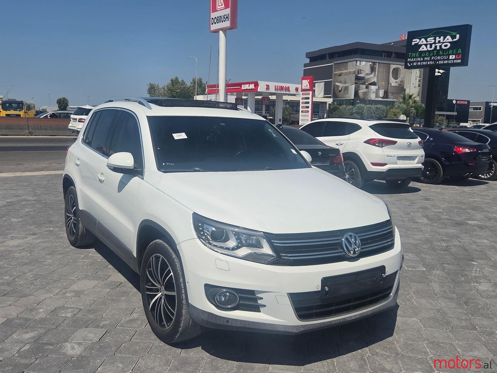 2015' Volkswagen Tiguan photo #1