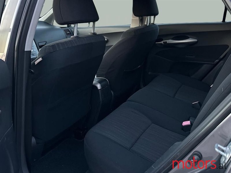 2007' Toyota Auris photo #2