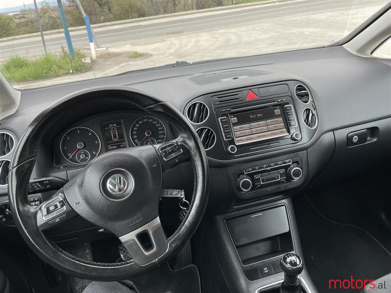 2009' Volkswagen Golf Plus photo #3