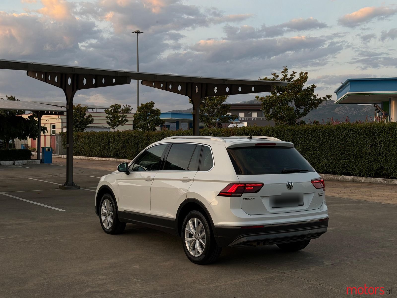 2017' Volkswagen Tiguan photo #6