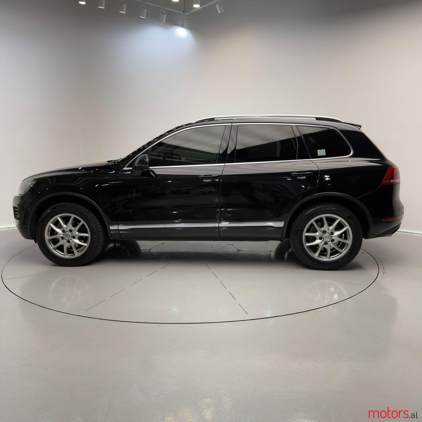 2014' Volkswagen Touareg photo #4