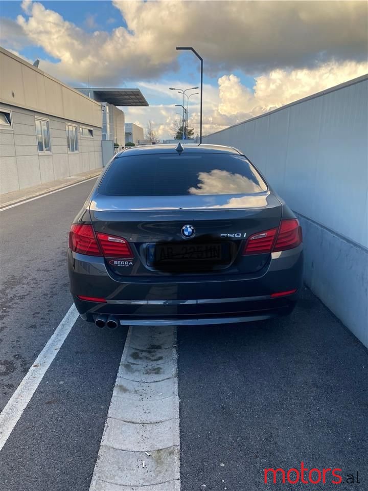 2011' BMW 528 photo #6