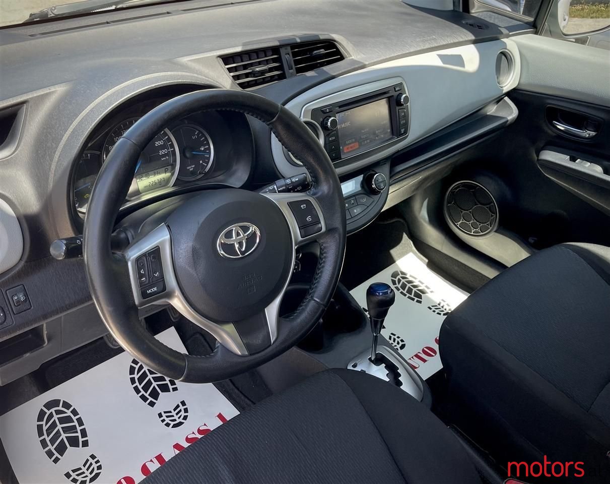 2013' Toyota Yaris photo #6