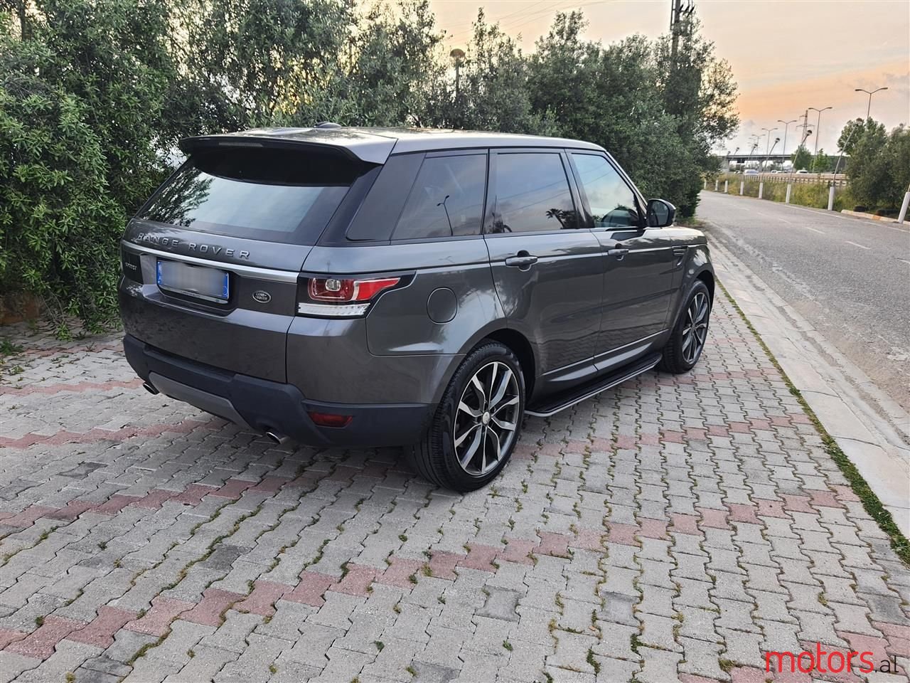 2015' Land Rover Range Rover Sport photo #3