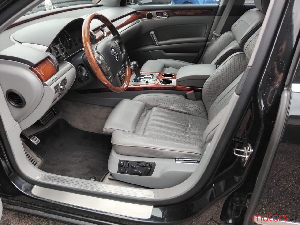 2010' Volkswagen Phaeton photo #3